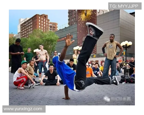 街头足球明星化妆瞬间曝光引发粉丝热议与追捧